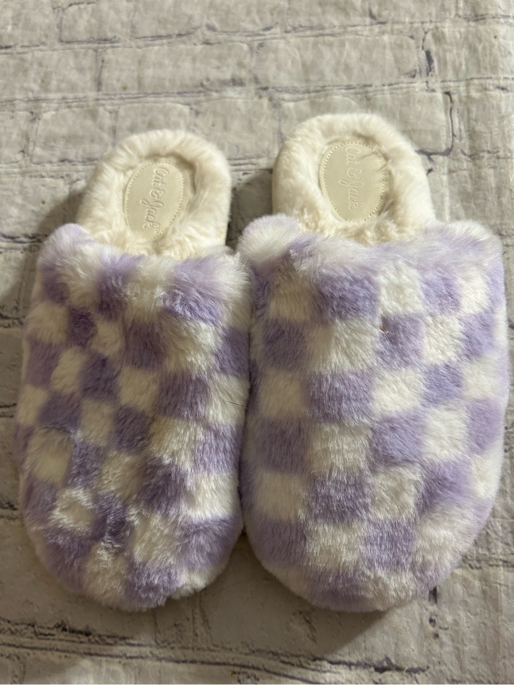 CAT & JACK PIPPA PUFF SCUFF SLIPPERS FUZZY PURPLE & WHITE CHECKERED PATTERN 2/3